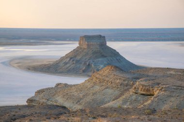 Ustyurt platosunda Tuzlu Kenderly 'nin üzerinde gün doğumu. Kazakistan çölü, Aktau bölgesi. Sabah lifi.