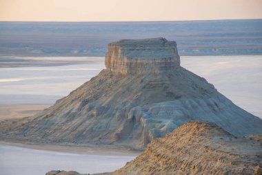 Ustyurt platosunda Tuzlu Kenderly 'nin üzerinde gün doğumu. Kazakistan çölü, Aktau bölgesi. Sabah lifi.