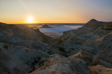 Ustyurt platosunda Tuzlu Kenderly 'nin üzerinde gün doğumu. Kazakistan çölü, Aktau bölgesi. Sabah lifi.