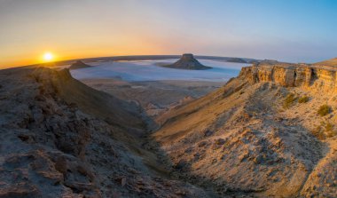 Ustyurt platosunda Tuzlu Kenderly 'nin üzerinde gün doğumu. Kazakistan çölü, Aktau bölgesi. Sabah lifi.