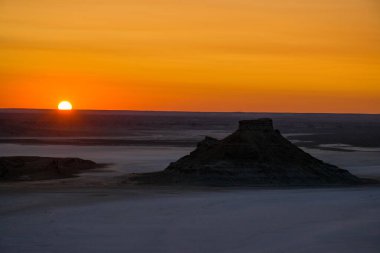 Ustyurt platosunda Tuzlu Kenderly 'nin üzerinde gün doğumu. Kazakistan çölü, Aktau bölgesi. Sabah lifi.