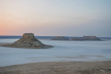 Ustyurt platosunda Tuzlu Kenderly 'nin üzerinde gün doğumu. Kazakistan çölü, Aktau bölgesi. Sabah lifi.