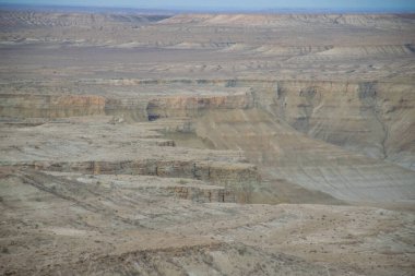 Ustyurt platosunda Tuzlu Kenderly 'nin üzerinde gün doğumu. Kazakistan çölü, Aktau bölgesi. Sabah lifi.