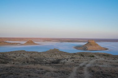 Ustyurt platosunda Tuzlu Kenderly 'nin üzerinde gün doğumu. Kazakistan çölü, Aktau bölgesi. Sabah lifi.