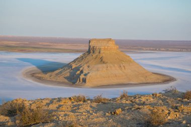 Ustyurt platosunda Tuzlu Kenderly 'nin üzerinde gün doğumu. Kazakistan çölü, Aktau bölgesi. Sabah lifi.