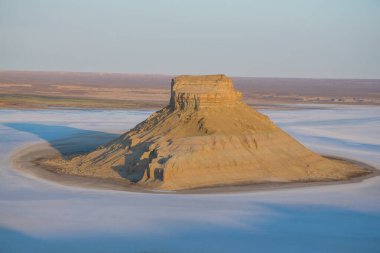 Ustyurt platosunda Tuzlu Kenderly 'nin üzerinde gün doğumu. Kazakistan çölü, Aktau bölgesi. Sabah lifi.