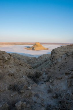 Ustyurt platosunda Tuzlu Kenderly 'nin üzerinde gün doğumu. Kazakistan çölü, Aktau bölgesi. Sabah lifi.