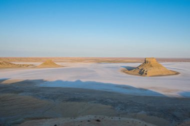 Ustyurt platosunda Tuzlu Kenderly 'nin üzerinde gün doğumu. Kazakistan çölü, Aktau bölgesi. Sabah lifi.