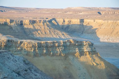 Ustyurt platosunda Tuzlu Kenderly 'nin üzerinde gün doğumu. Kazakistan çölü, Aktau bölgesi. Sabah lifi.