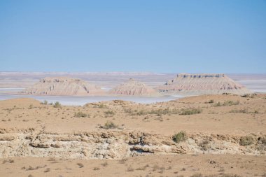 Ustyurt platosunda Tuzlu Kenderly 'nin üzerinde gün doğumu. Kazakistan çölü, Aktau bölgesi. Sabah lifi.