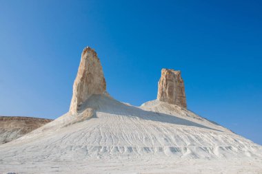 Bosjira dağ kanyonunda, Ustyurt platosunda tepeler ve çatlaklar. Kazakistan Çölü, Aktau Bölgesi