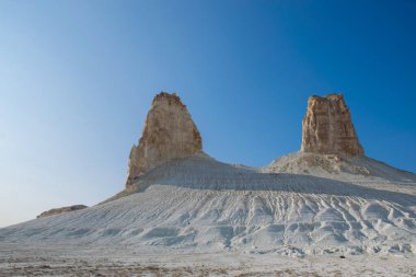 Bosjira dağ kanyonunda, Ustyurt platosunda tepeler ve çatlaklar. Kazakistan Çölü, Aktau Bölgesi