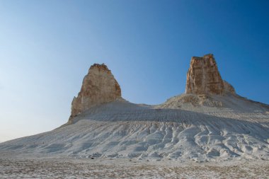 Bosjira dağ kanyonunda, Ustyurt platosunda tepeler ve çatlaklar. Kazakistan Çölü, Aktau Bölgesi