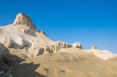 Bosjira dağ kanyonunda, Ustyurt platosunda tepeler ve çatlaklar. Kazakistan Çölü, Aktau Bölgesi