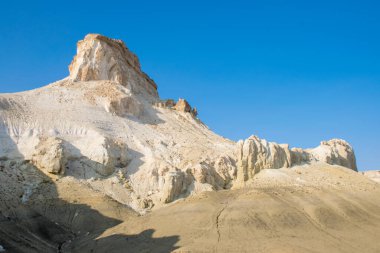 Bosjira dağ kanyonunda, Ustyurt platosunda tepeler ve çatlaklar. Kazakistan Çölü, Aktau Bölgesi