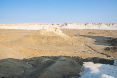 Bosjira dağ kanyonunda, Ustyurt platosunda tepeler ve çatlaklar. Kazakistan Çölü, Aktau Bölgesi