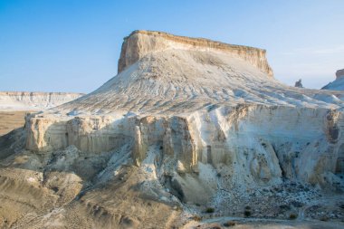 Bosjira dağ kanyonunda, Ustyurt platosunda tepeler ve çatlaklar. Kazakistan Çölü, Aktau Bölgesi