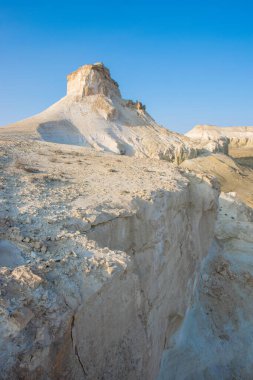 Bosjira dağ kanyonunda, Ustyurt platosunda tepeler ve çatlaklar. Kazakistan Çölü, Aktau Bölgesi