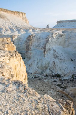 Bosjira dağ kanyonunda, Ustyurt platosunda tepeler ve çatlaklar. Kazakistan Çölü, Aktau Bölgesi