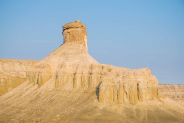 Bosjira dağ kanyonunda, Ustyurt platosunda tepeler ve çatlaklar. Kazakistan Çölü, Aktau Bölgesi