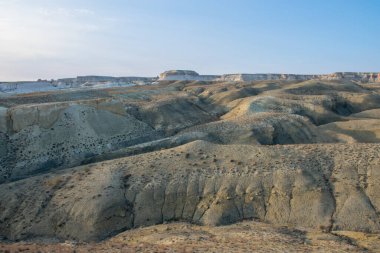 Bosjira dağ kanyonunda, Ustyurt platosunda tepeler ve çatlaklar. Kazakistan Çölü, Aktau Bölgesi