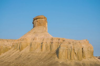 Bosjira dağ kanyonunda, Ustyurt platosunda tepeler ve çatlaklar. Kazakistan Çölü, Aktau Bölgesi
