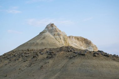 Bosjira dağ kanyonunda, Ustyurt platosunda tepeler ve çatlaklar. Kazakistan Çölü, Aktau Bölgesi