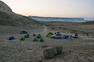 Almaty bölgesi, Kazakistan - Ekim 2020: Altyn-Emel Milli Parkı 'nda jipler sürüyor.