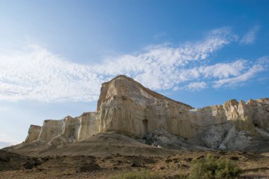 Bosjira dağ kanyonunda, Ustyurt platosunda tepeler ve çatlaklar. Kazakistan Çölü, Aktau Bölgesi