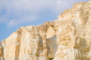Bosjira dağ kanyonunda, Ustyurt platosunda tepeler ve çatlaklar. Kazakistan Çölü, Aktau Bölgesi