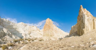 Bosjira dağ kanyonunda, Ustyurt platosunda tepeler ve çatlaklar. Kazakistan Çölü, Aktau Bölgesi