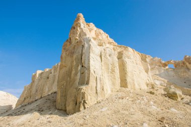 Bosjira dağ kanyonunda, Ustyurt platosunda tepeler ve çatlaklar. Kazakistan Çölü, Aktau Bölgesi