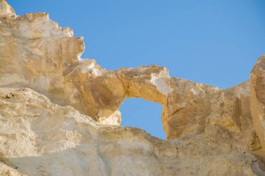 Bosjira dağ kanyonunda, Ustyurt platosunda tepeler ve çatlaklar. Kazakistan Çölü, Aktau Bölgesi