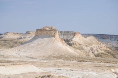 Bosjira dağ kanyonunda, Ustyurt platosunda tepeler ve çatlaklar. Kazakistan Çölü, Aktau Bölgesi 