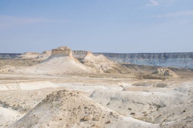 Bosjira dağ kanyonunda, Ustyurt platosunda tepeler ve çatlaklar. Kazakistan Çölü, Aktau Bölgesi 