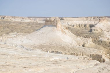 Bosjira dağ kanyonu, Ustyurt platosundaki en yüksek kaya ve çatlakların havadan görünüşü. Kazakistan Çölü, Aktau Bölgesi 