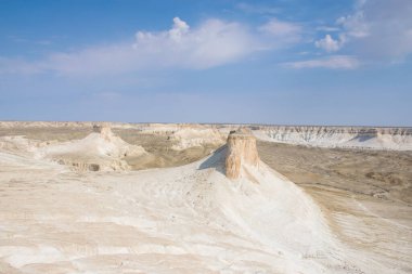 Bosjira dağ kanyonunda, Ustyurt platosunda tepeler ve çatlaklar. Kazakistan Çölü, Aktau Bölgesi 