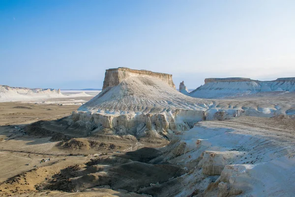 Bosjira dağ kanyonunda, Ustyurt platosunda tepeler ve çatlaklar. Kazakistan Çölü, Aktau Bölgesi