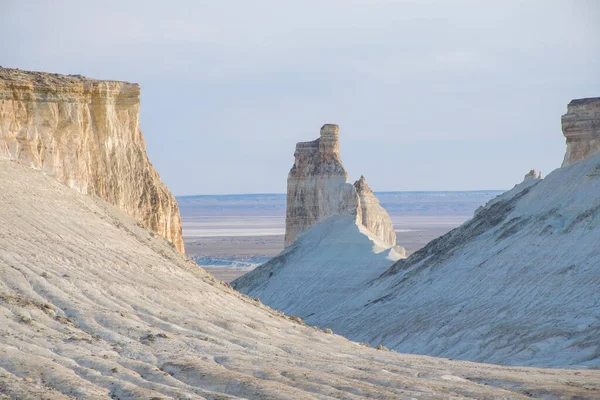 Bosjira dağ kanyonunda, Ustyurt platosunda tepeler ve çatlaklar. Kazakistan Çölü, Aktau Bölgesi