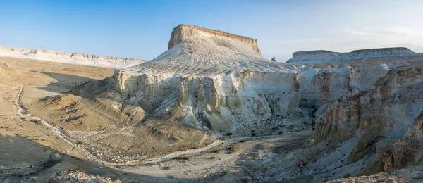 Bosjira dağ kanyonunda, Ustyurt platosunda tepeler ve çatlaklar. Kazakistan Çölü, Aktau Bölgesi