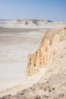 Bosjira dağ kanyonu, Ustyurt platosundaki en yüksek kaya ve çatlakların havadan görünüşü. Kazakistan Çölü, Aktau Bölgesi 