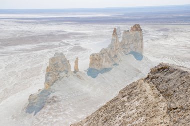 Bosjira dağ kanyonu, Ustyurt platosundaki en yüksek kaya ve çatlakların havadan görünüşü. Kazakistan Çölü, Aktau Bölgesi 