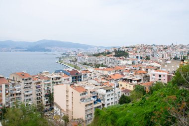 Gündüz şehir manzarasının hava görüntüsü
