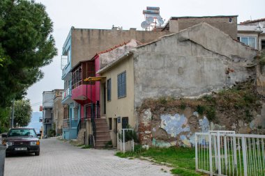 İzmir, Türkiye - Nisan 2021: Deniz kenarındaki İzmir kentinin sokaklarında yürümek.