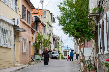 İzmir, Türkiye - Nisan 2021: Deniz kenarındaki İzmir kentinin sokaklarında yürümek.