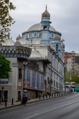 İzmir, Türkiye - Nisan 2021: Deniz kenarındaki İzmir kentinin sokaklarında yürümek.