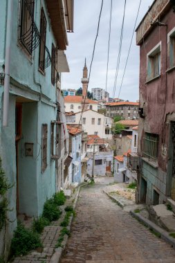 İzmir sokaklarında yürüyorum deniz kenarında.