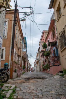 İzmir sokaklarında yürüyorum deniz kenarında.