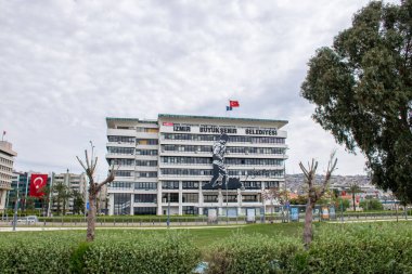 İzmir, Türkiye - Nisan 2021: İzmir 'in deniz kenarındaki modern binası.