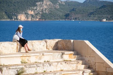 Kas, Türkiye - Nisan 2021: Deniz kenarındaki Kas kasabasında antik amfitiyatro.